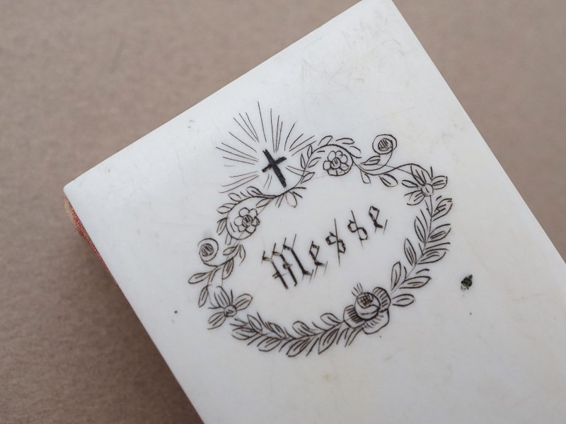 画像4: 19世紀 アンティーク ドール用 ミサ用 子ども用聖歌集 ボーン製 ドールハウス MESSE