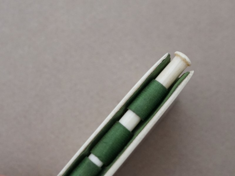 画像6: 19世紀 アンティーク ドール用 ニードルケース ボーン製 グリーンのベルベット ドールハウス NEEDLES