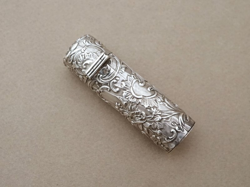 画像5:  アンティーク シルバー製 携帯用 パフュームボトル クリスタルの栓 ロカイユ装飾 花模様 MARQUERITE