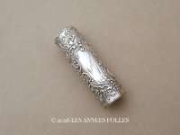  アンティーク シルバー製 携帯用 パフュームボトル クリスタルの栓 ロカイユ装飾 花模様 MARQUERITE