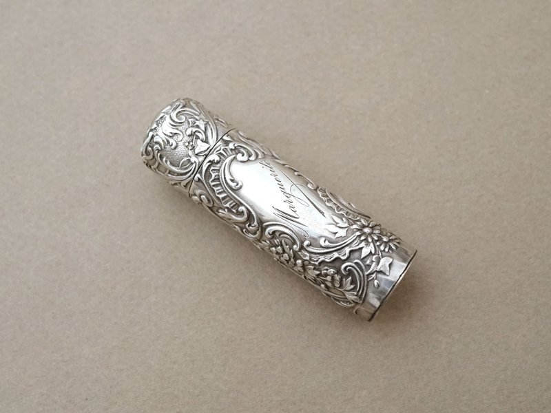 画像2:  アンティーク シルバー製 携帯用 パフュームボトル クリスタルの栓 ロカイユ装飾 花模様 MARQUERITE