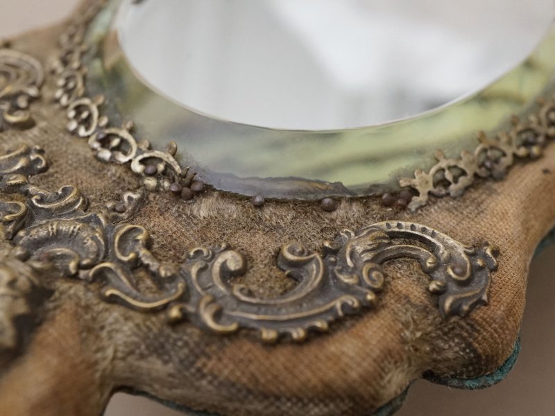 画像6: ＊蚤の市＊19世紀 アンティーク 天使＆ロカイユ装飾の手鏡 ブラウンのベルベット