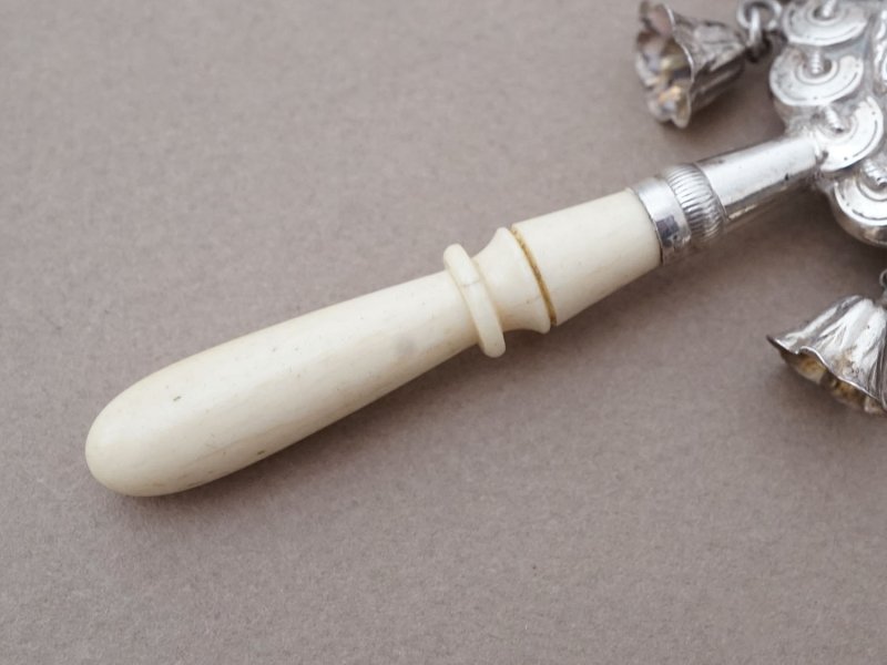 画像2: ＊蚤の市＊19世紀 ナポレオン3世時代 アンティーク ラトル シルバー製 花模様