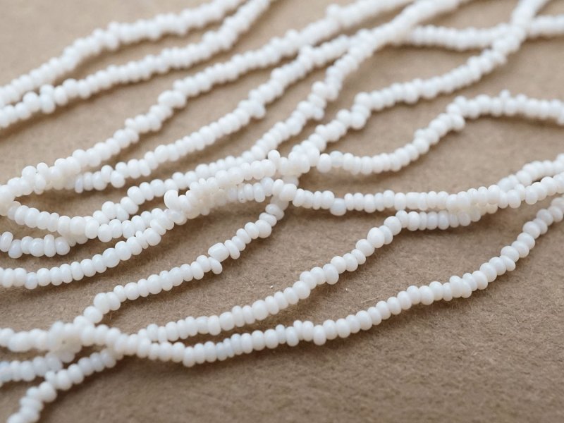 画像4: アンティーク 極小 シードビーズ ホワイト 10連の束 1cm=16〜17粒 キャビアビーズ マイクロビーズ