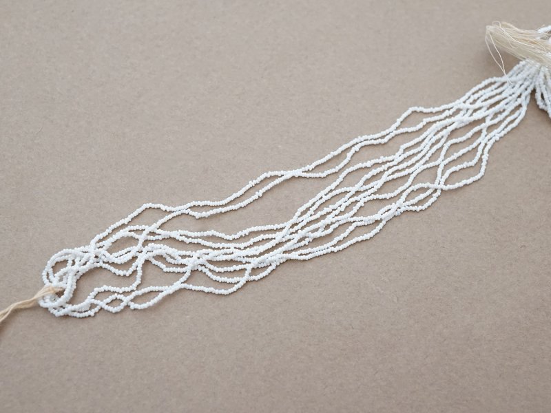 画像2: アンティーク 極小 シードビーズ ホワイト 10連の束 1cm=16〜17粒 キャビアビーズ マイクロビーズ