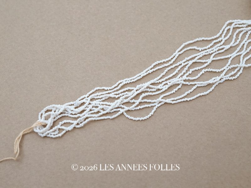 画像1: アンティーク 極小 シードビーズ ホワイト 10連の束 1cm=16〜17粒 キャビアビーズ マイクロビーズ