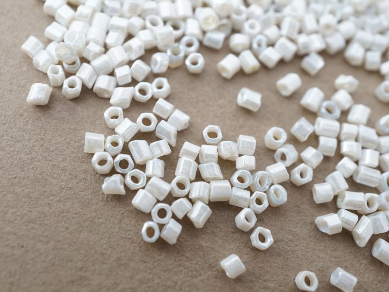 画像2: アンティーク カット入り ガラスビーズ  ホワイトラスター シードビーズ 56g