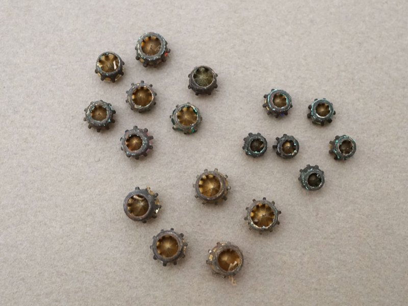 画像3: 19世紀末 アンティーク グラスストーン 18ピースのセット ラインストーン