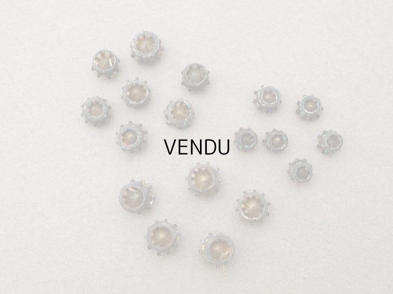 画像3: 19世紀末 アンティーク グラスストーン 18ピースのセット ラインストーン