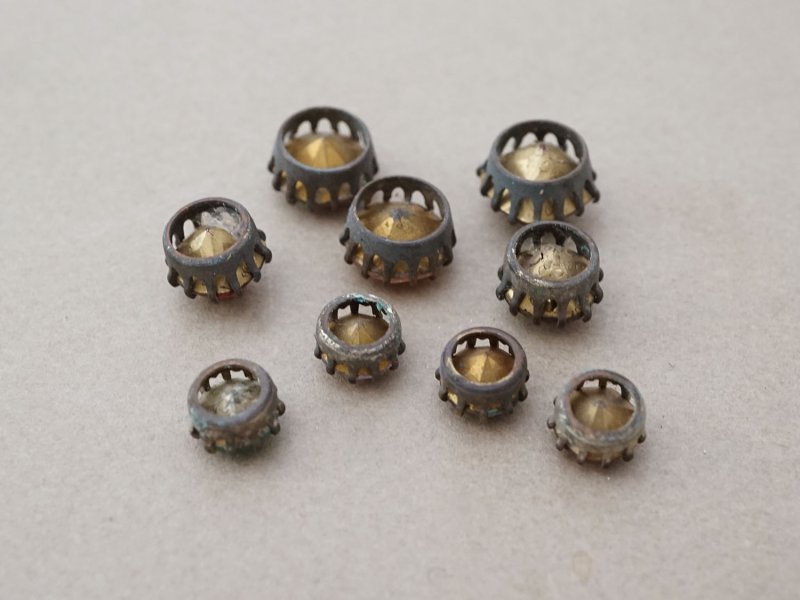 画像4: 19世紀末 アンティーク グラスストーン 9ピースのセット ラインストーン