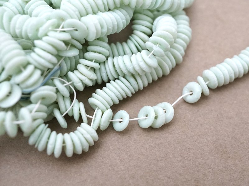 画像2: アンティーク ゼラチン製 スフレ スパンコール アップルグリーン 4mm 約1400ピース COL 17