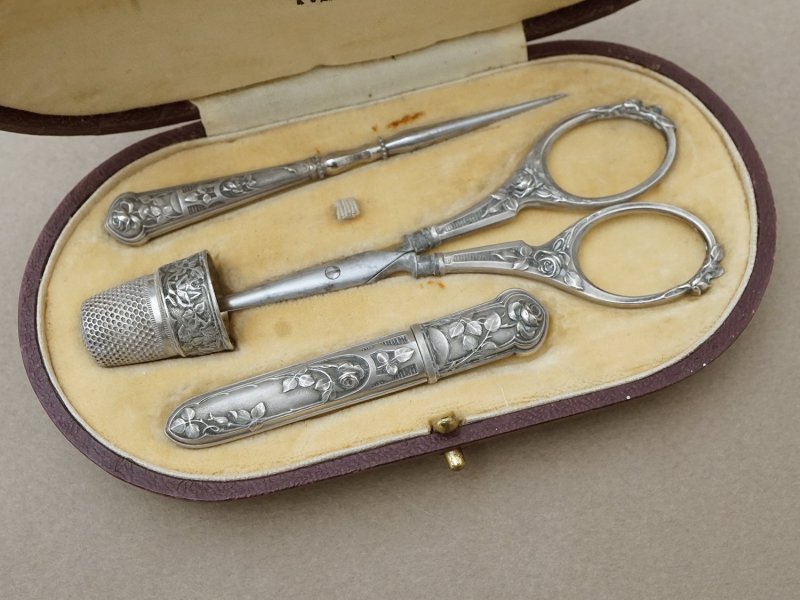画像2: アンティーク シルバー製 薔薇模様 裁縫道具セット 