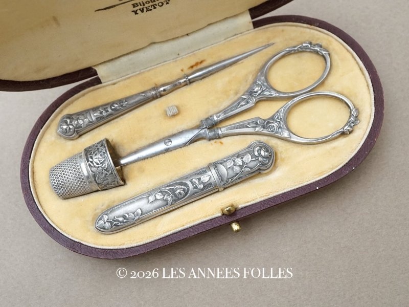 画像1: アンティーク シルバー製 薔薇模様 裁縫道具セット 