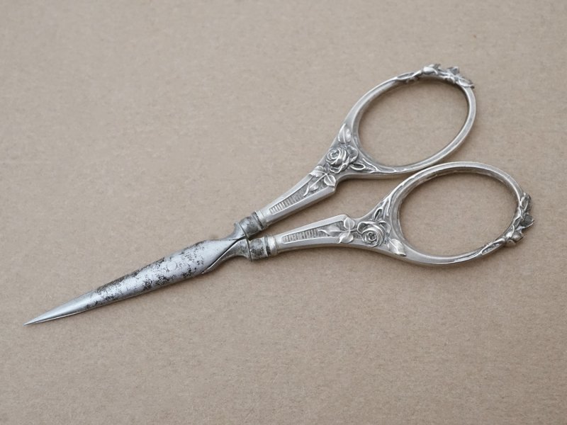画像11: アンティーク シルバー製 薔薇模様 裁縫道具セット 