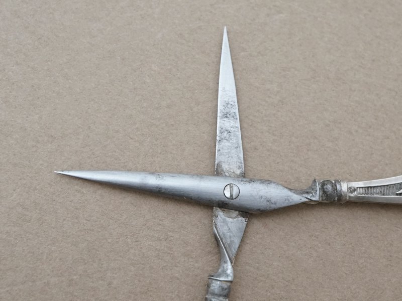 画像14: アンティーク シルバー製 薔薇模様 裁縫道具セット 