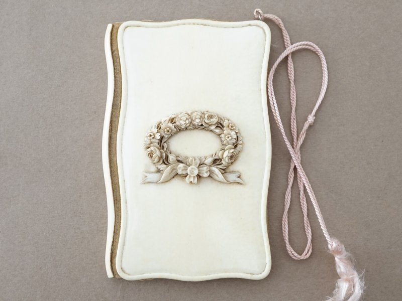 画像2: 19世紀 舞踏会の手帳 ペンシル付 薔薇＆リボンのリース カルネ・ド・バル 