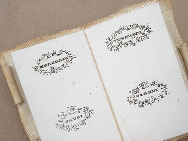 画像12: 19世紀 舞踏会の手帳 ペンシル付 薔薇＆リボンのリース カルネ・ド・バル 