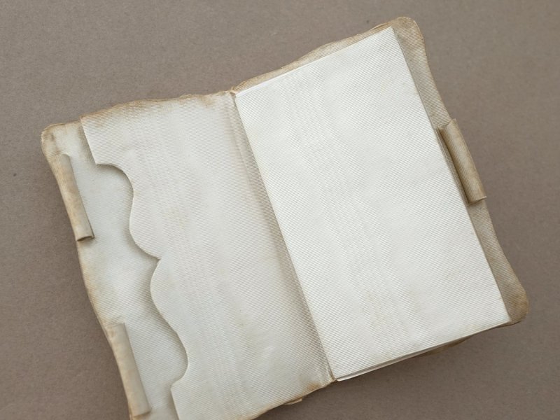 画像8: 19世紀 舞踏会の手帳 ペンシル付 薔薇＆リボンのリース カルネ・ド・バル 