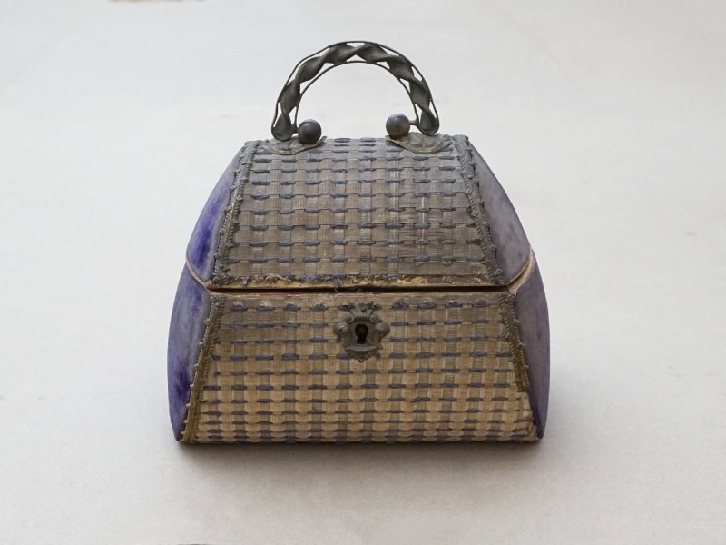 画像2: ＊蚤の市＊19世紀 アンティーク ナポレオン3世時代 パニエ型　お菓子箱 ハンドル & 鍵穴付き チョコレートボックス 木箱 