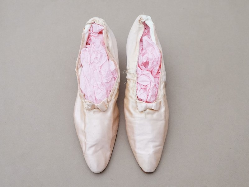 画像2: ＊蚤の市＊1900年頃 アンティーク ウェディングシューズ パウダーピンクのシルクサテン - AU LOUVRE -