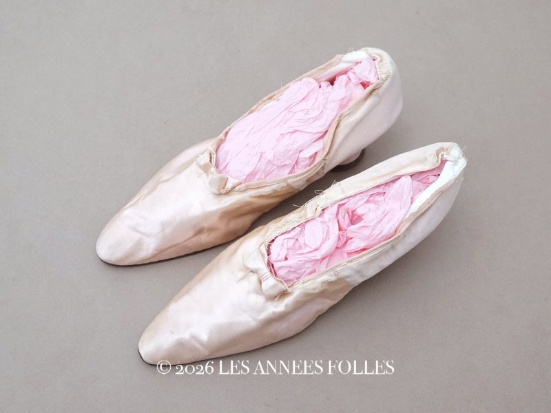 画像1: ＊蚤の市＊1900年頃 アンティーク ウェディングシューズ パウダーピンクのシルクサテン - AU LOUVRE -
