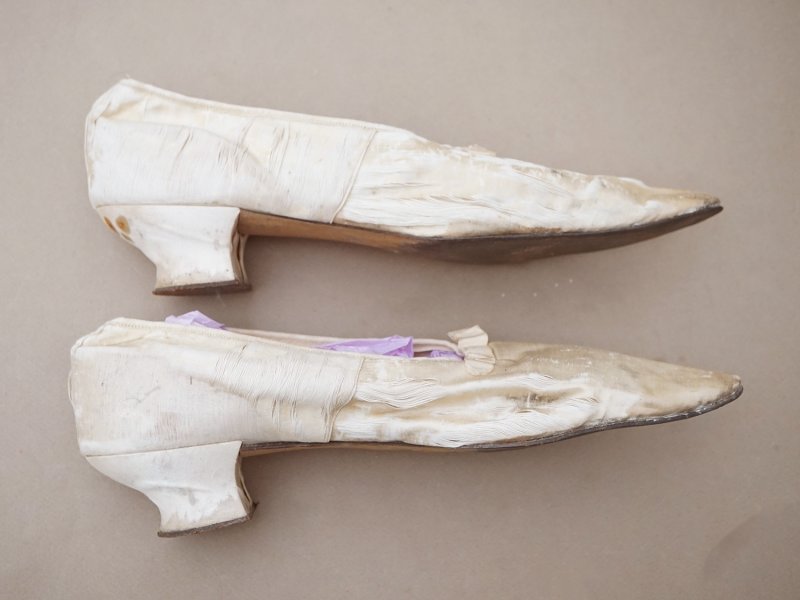 画像4: ＊蚤の市＊1900年頃 アンティーク ウェディングシューズ アイボリーのシルクサテン 