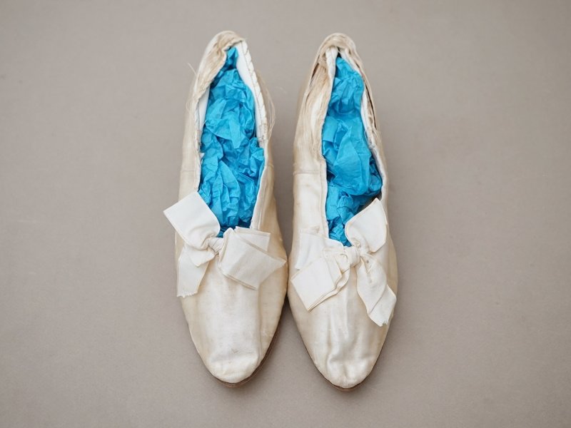 画像2: ＊蚤の市＊1900年頃 アンティーク ウェディングシューズ オフホワイトのシルクサテン 