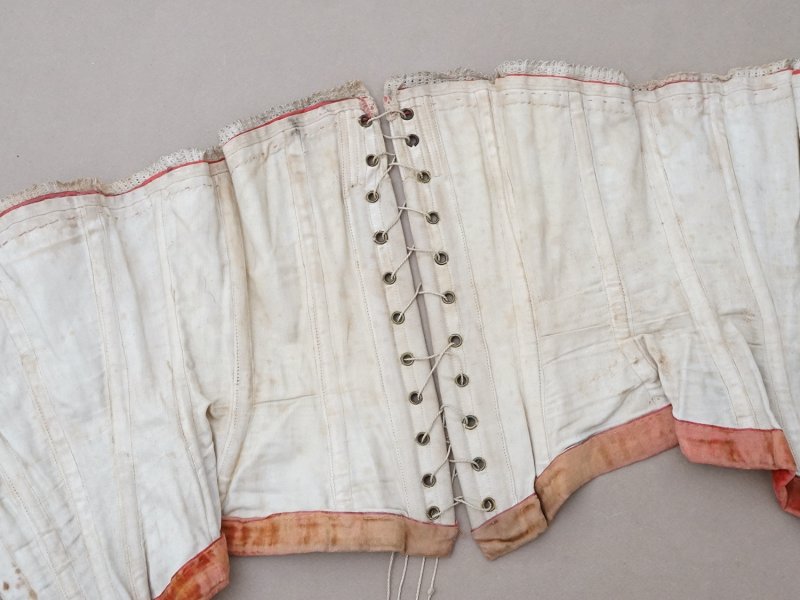 画像12: ＊蚤の市＊1860年頃 アンティーク コルセット シルクベルベットのリボン付き