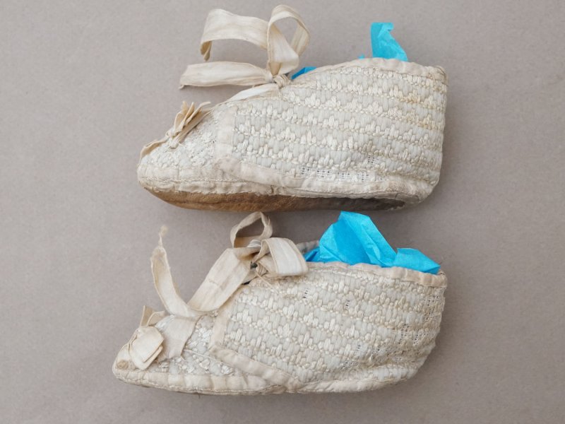 画像7: ＊蚤の市＊1900年頃 アンティーク 淡いブルー＆オフホワイトのツイード生地 ベビーシューズ  