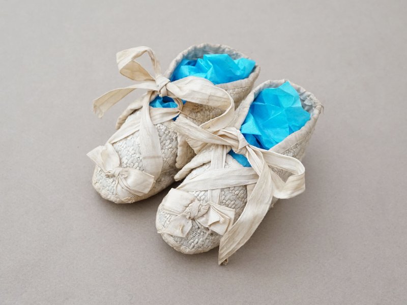 画像3: ＊蚤の市＊1900年頃 アンティーク 淡いブルー＆オフホワイトのツイード生地 ベビーシューズ  