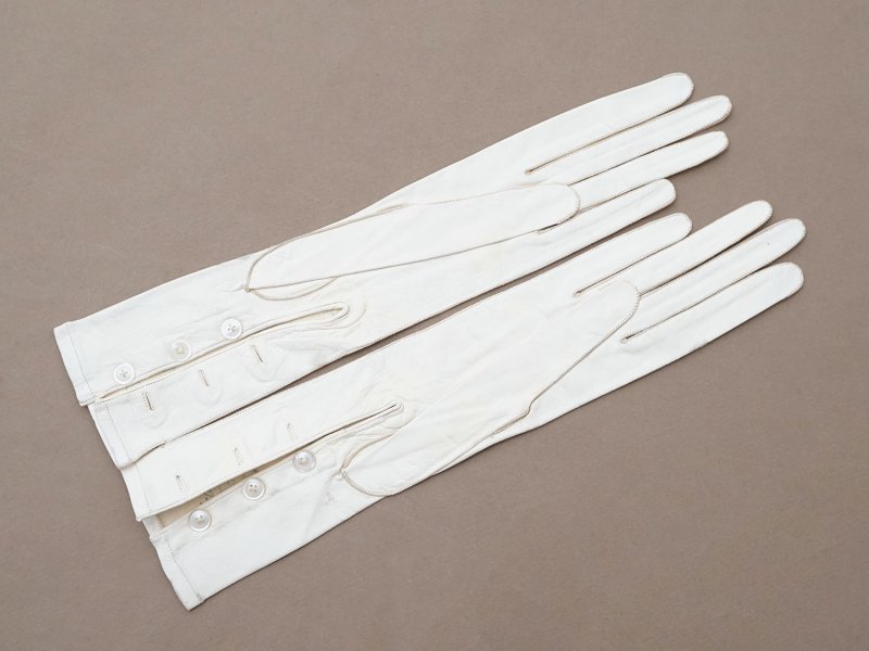 画像2: 未使用 1900年頃 アンティーク  本革製 極細 結婚式のグローブ ボンマルシェ百貨店 オフホワイト レザー 手袋 - AU BON MARCHE -