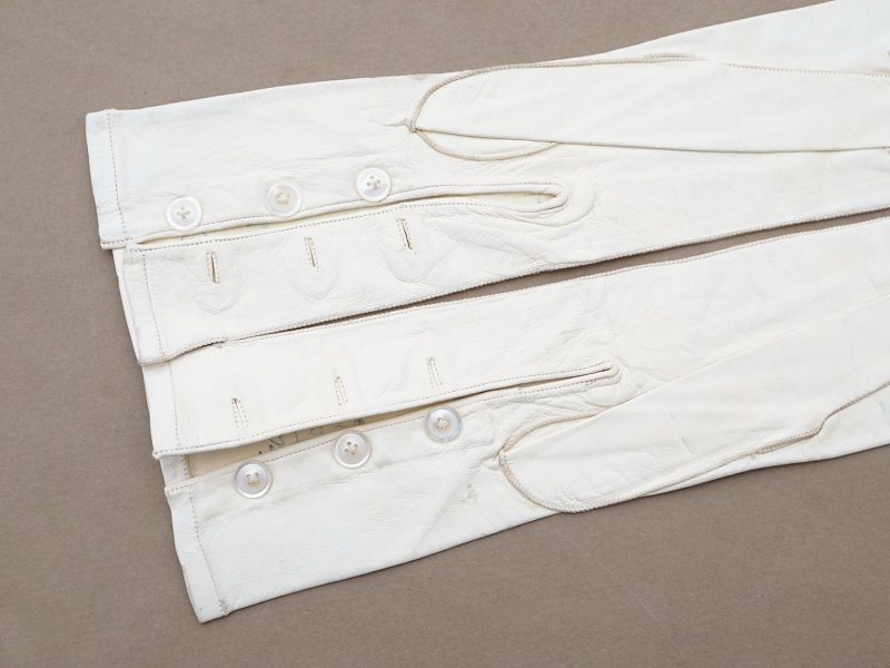 画像4: 未使用 1900年頃 アンティーク  本革製 極細 結婚式のグローブ ボンマルシェ百貨店 オフホワイト レザー 手袋 - AU BON MARCHE -