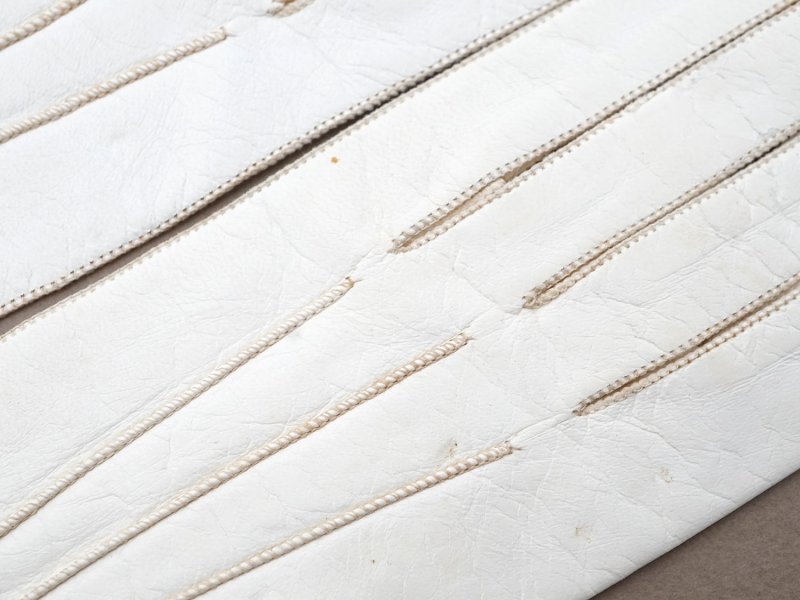 画像8: 未使用 1900年頃 アンティーク  本革製 極細 結婚式のグローブ ボンマルシェ百貨店 オフホワイト レザー 手袋 - AU BON MARCHE -