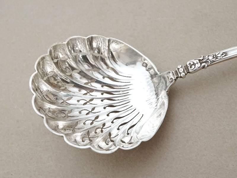 画像4: 19世紀末 アンティーク シルバー製 シュガースプーン 花模様 シルバー950