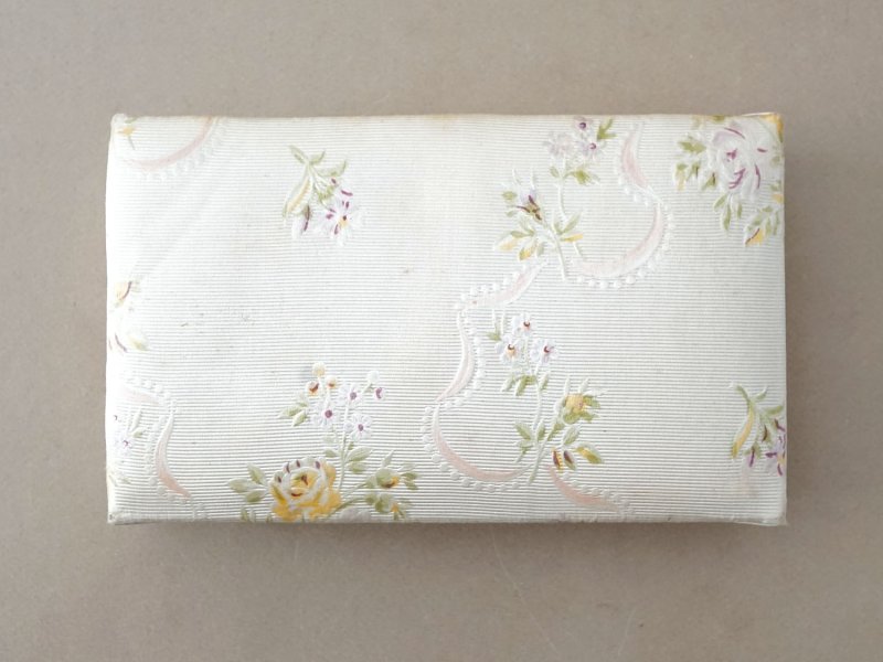 画像3: ＊蚤の市＊アンティーク お菓子箱 シルク地 ピンクのリボン＆薄紫と黄色の薔薇