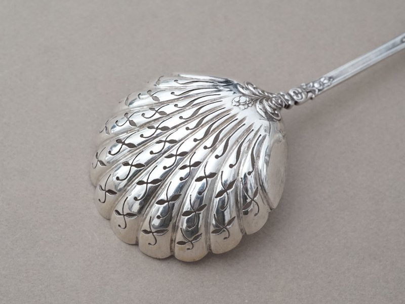 画像8: 19世紀末 アンティーク シルバー製 シュガースプーン 花模様 シルバー950