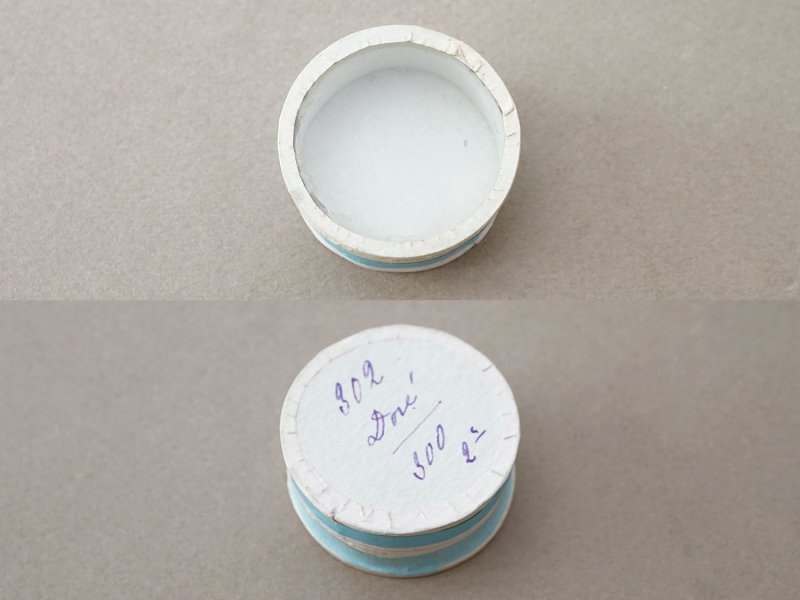 画像2: 1900年頃 アンティーク ガラスの蓋の小さな紙箱 水色