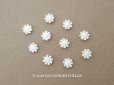 画像1: アンティーク 極小 デイジーのジュエリーパーツ 10ピースのセット 5.5mm 手彫り イボワリヌ  (1)