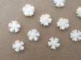 画像2: アンティーク 極小 花のジュエリーパーツ 10ピースのセット 6mm 手彫り イボワリヌ  (2)