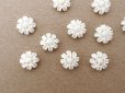画像2: アンティーク 極小 花のジュエリーパーツ 10ピースのセット 6mm 手彫り イボワリヌ  (2)