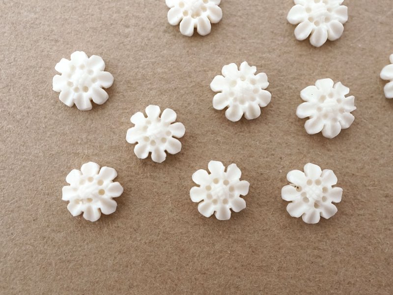 画像2: アンティーク 極小 花のジュエリーパーツ 10ピースのセット 6mm 手彫り イボワリヌ 