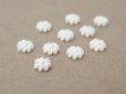 画像4: アンティーク 極小 花のジュエリーパーツ 10ピースのセット 6mm 手彫り イボワリヌ  (4)