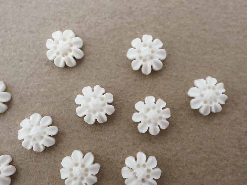 画像3: アンティーク 極小 花のジュエリーパーツ 10ピースのセット 6mm 手彫り イボワリヌ 