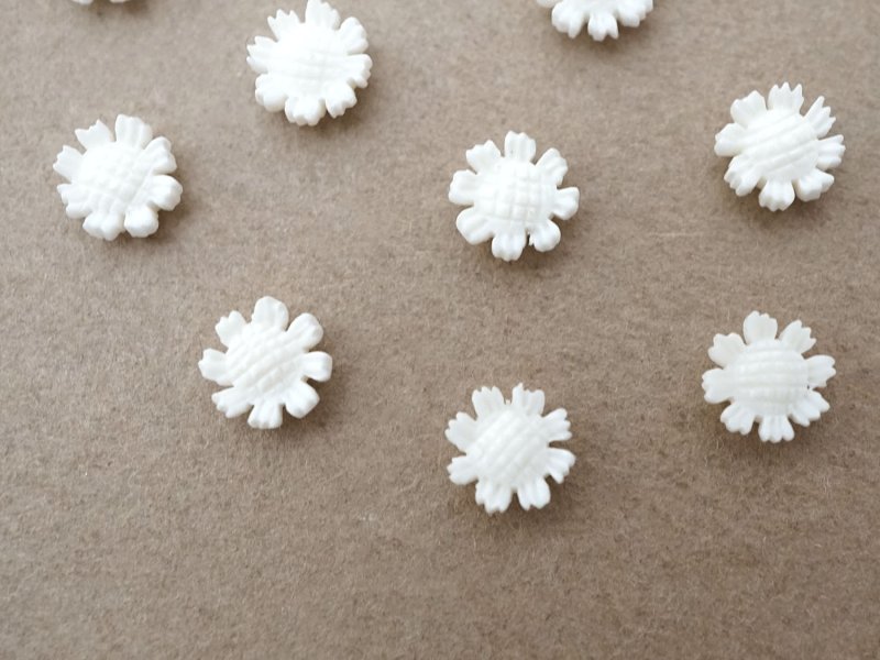 画像2: アンティーク 極小 デイジーのジュエリーパーツ 10ピースのセット 5.5mm 手彫り イボワリヌ 