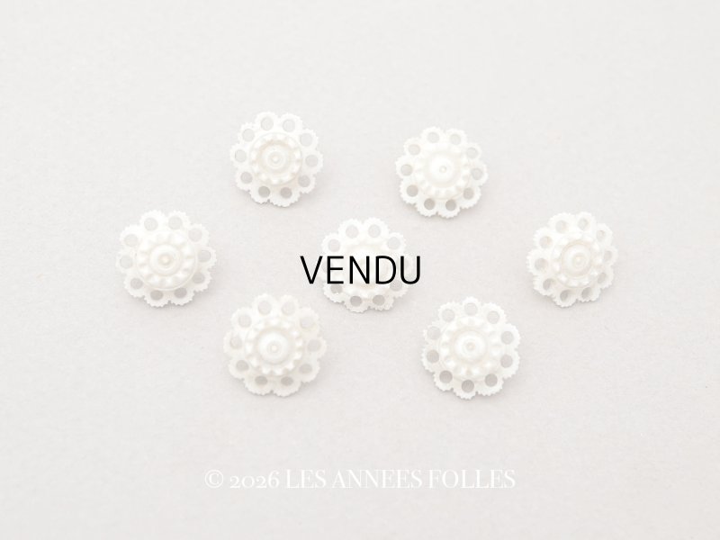 画像1: アンティーク 花のボタン 14mm 手彫り イボワリヌ 7ピースのセット