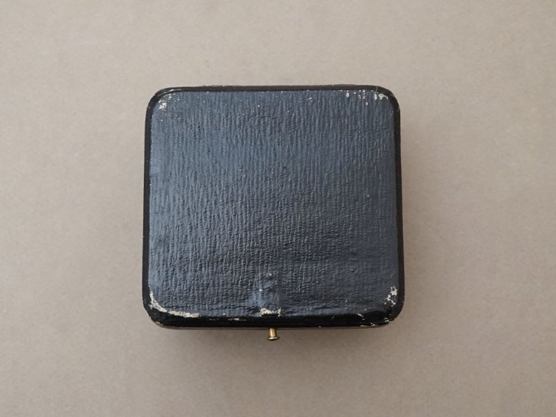 画像6: 19世紀末 アンティーク 本革製 ジュエリーボックス  黒 イニシャル入り ブレスレット用 