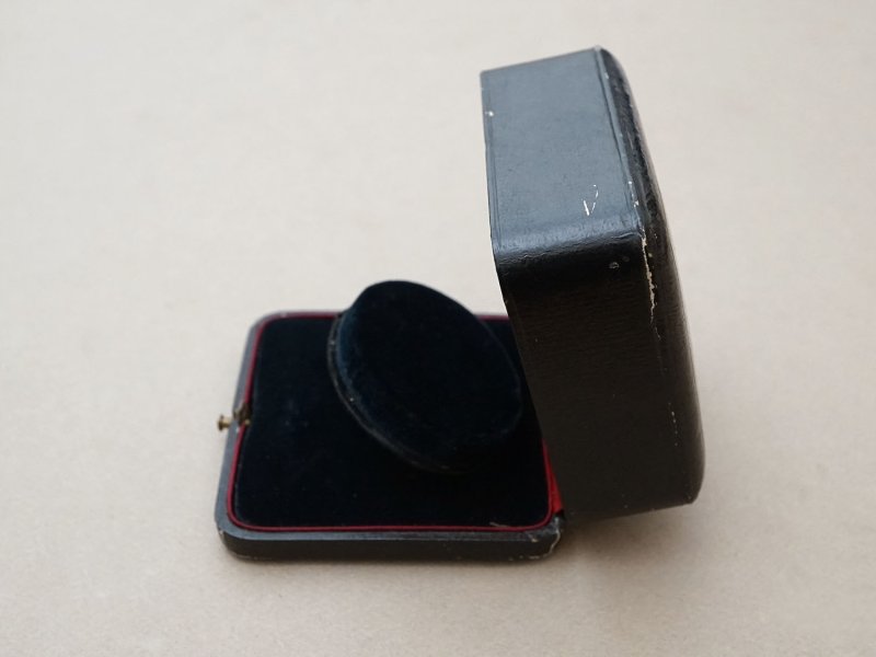 画像4: 19世紀末 アンティーク 本革製 ジュエリーボックス  黒 イニシャル入り ブレスレット用 