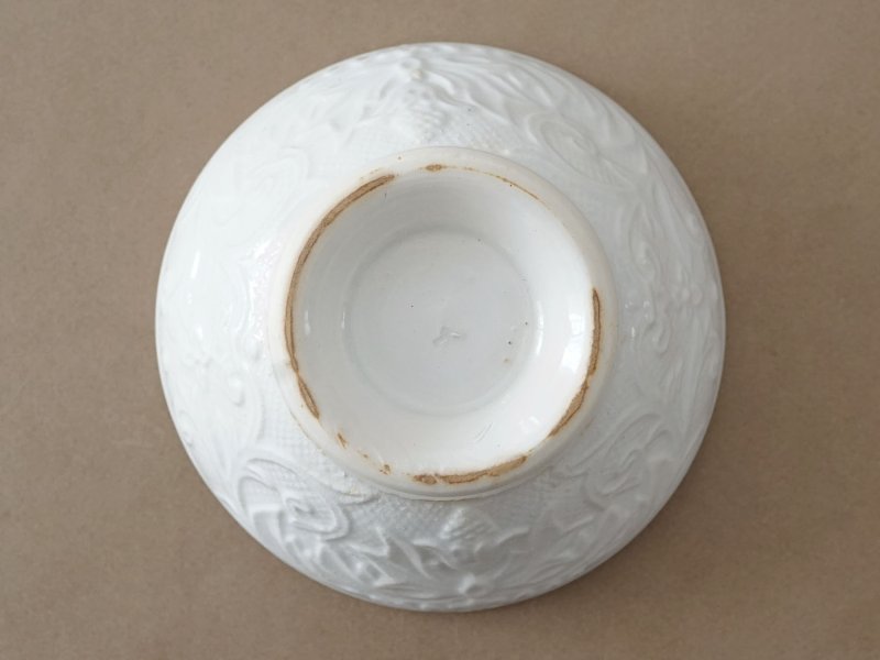 画像7: 19世紀 アンティーク カフェオレボウル 花のレリーフ柄 オフホワイト