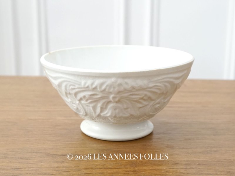 画像1: 19世紀 アンティーク カフェオレボウル 花のレリーフ柄 オフホワイト