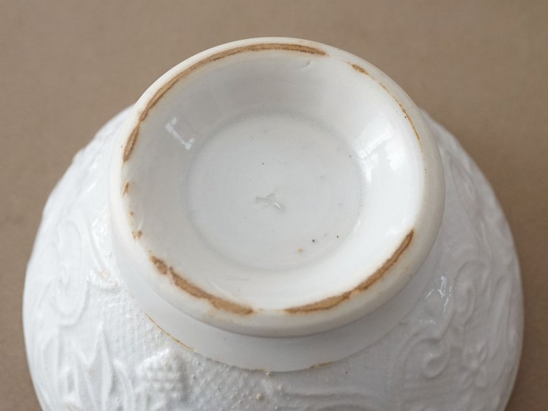 画像8: 19世紀 アンティーク カフェオレボウル 花のレリーフ柄 オフホワイト